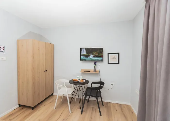 - Steps Form New Bazaar * تيرانا